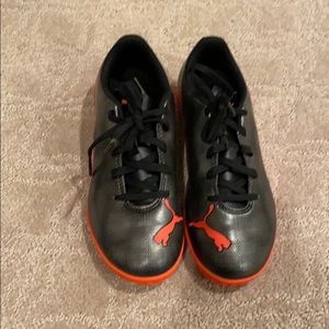 Puma Indoor soccer shoes -4Y